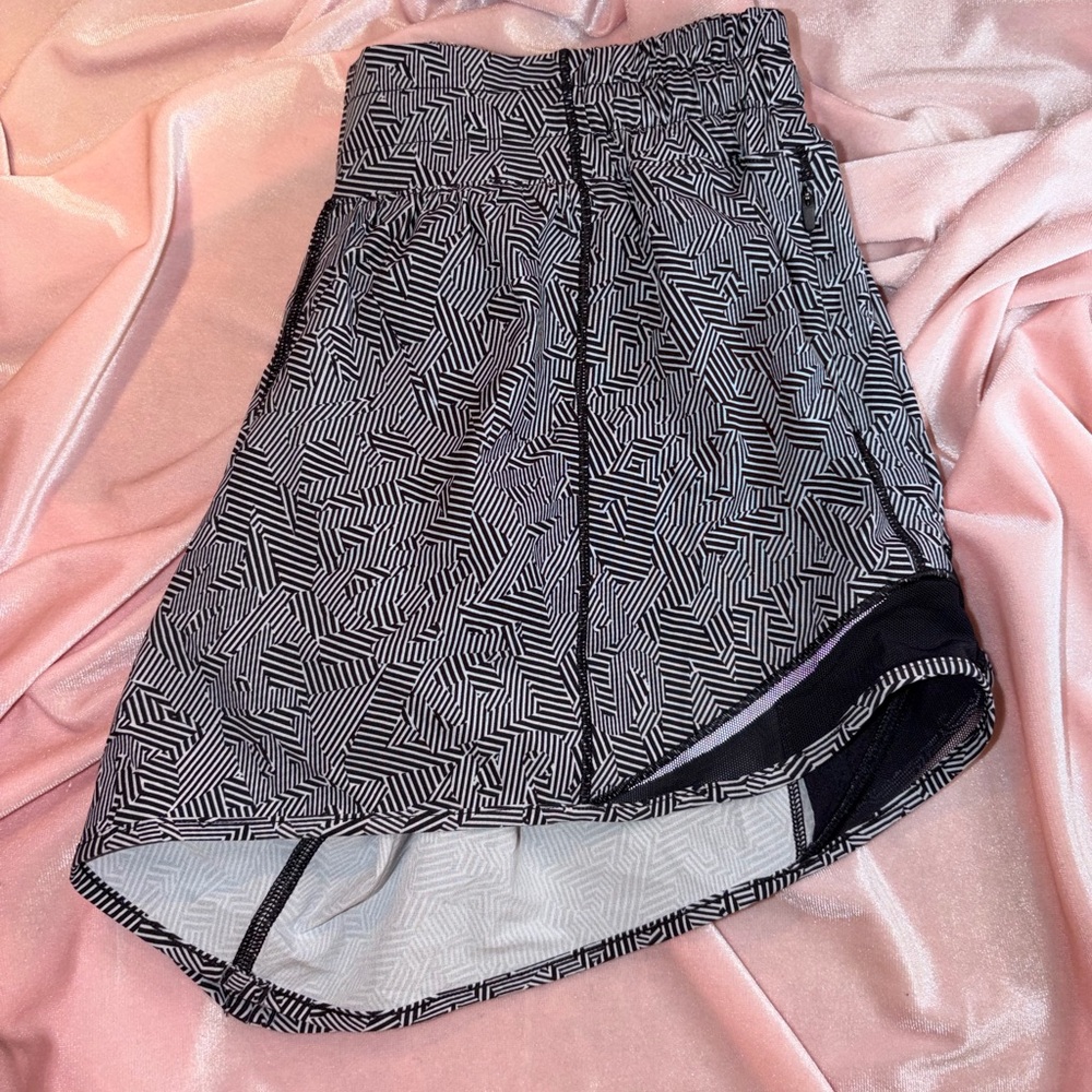 Lululemon SeaWheeze 2020 Entry Shorts – Hotty Hot Short – Size 6 Tall – NWOT